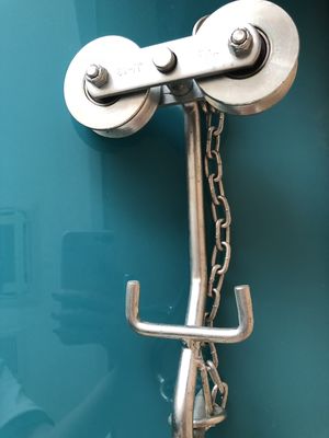 O rolo industrial do cabo aéreo da banana galvanizou a superfície branca